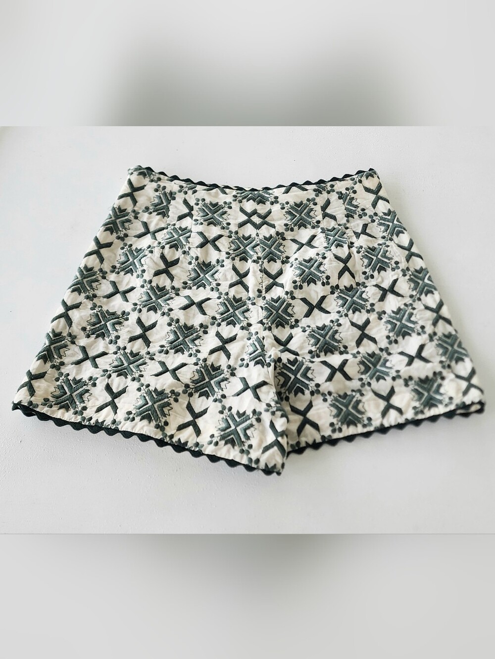 Zara Cream and Black Patterned Scallop-Hem Shorts - Picture 3 of 8